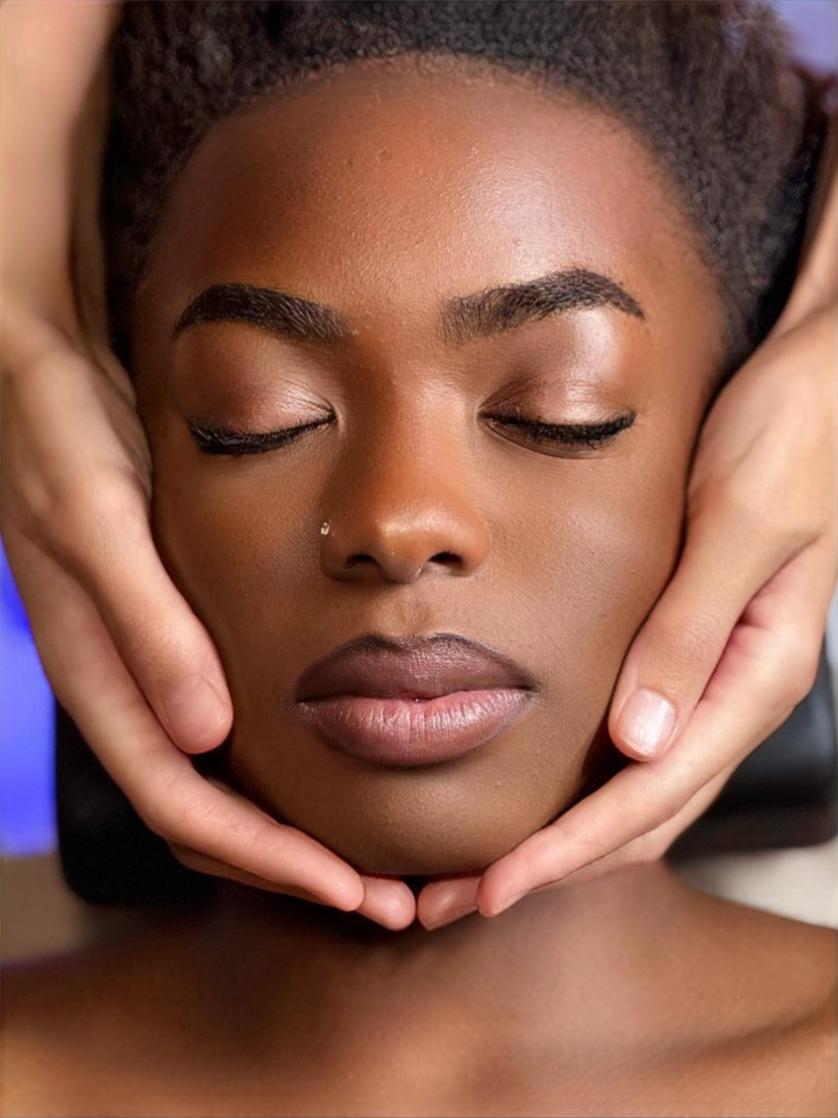 Massage du visage pendant un soin head spa à Nancy