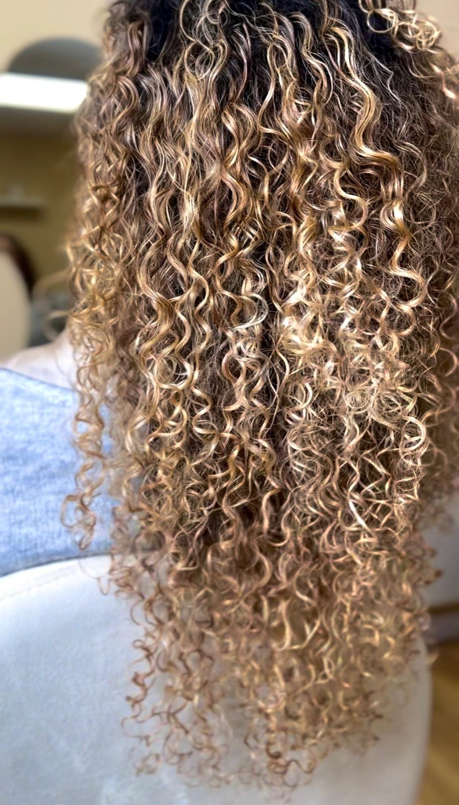 Résultat cheveux bouclés après un soin capillaire C&S Nancy